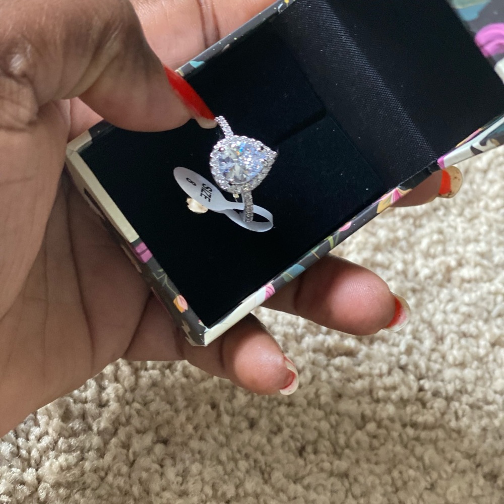 Engagement ring - Picture 2 of 6